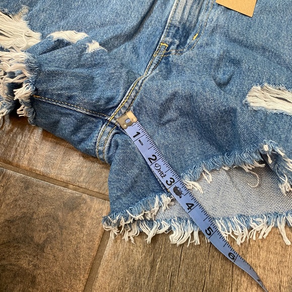 Levi’s High Waisted Mom Jean Shorts - Picture 7 of 13